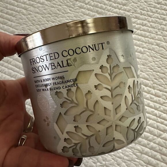 Candle Bath & Body Works 3 Wick Scented Frosted Coconut Snowball - Picture 2 of 6
